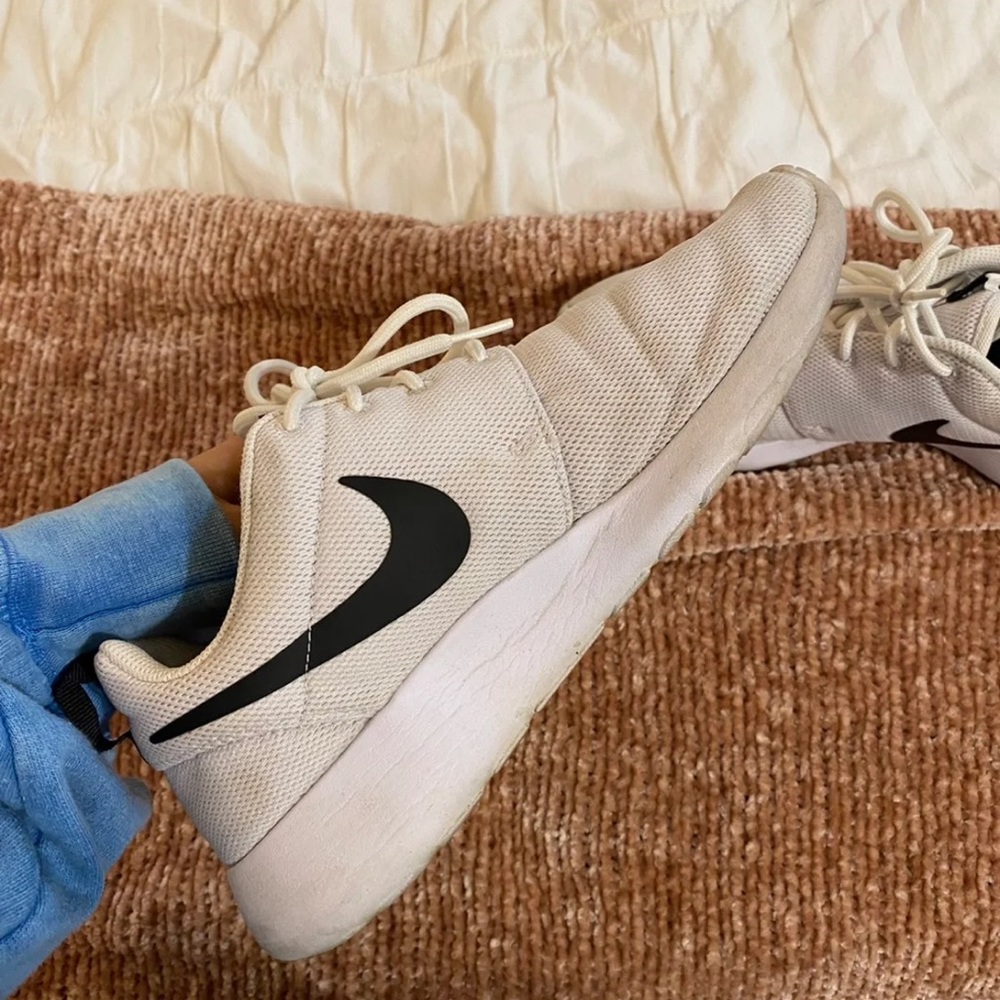 Nike Roche - Picture 4 of 4